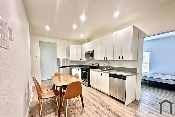 4 bed, $3,564 — Photo 1