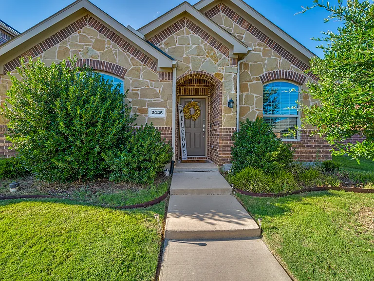 2445 Larimar Dr — Photo 2