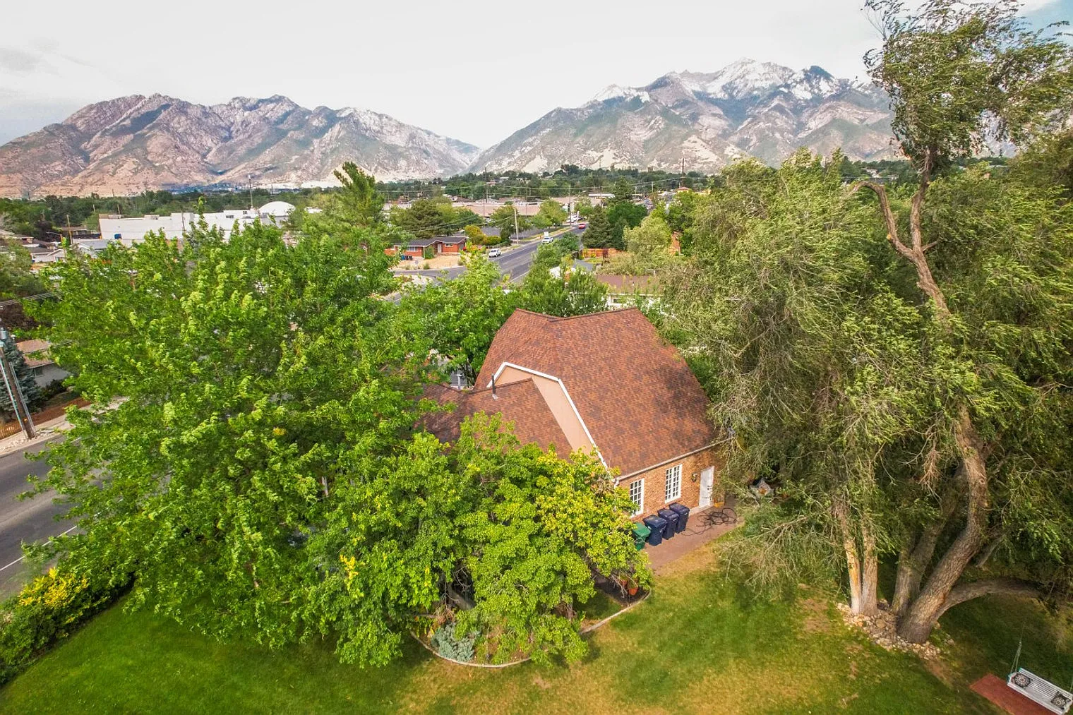 6 bed, 3.0 bath, 4144 sqft, $6,000 — Photo 2