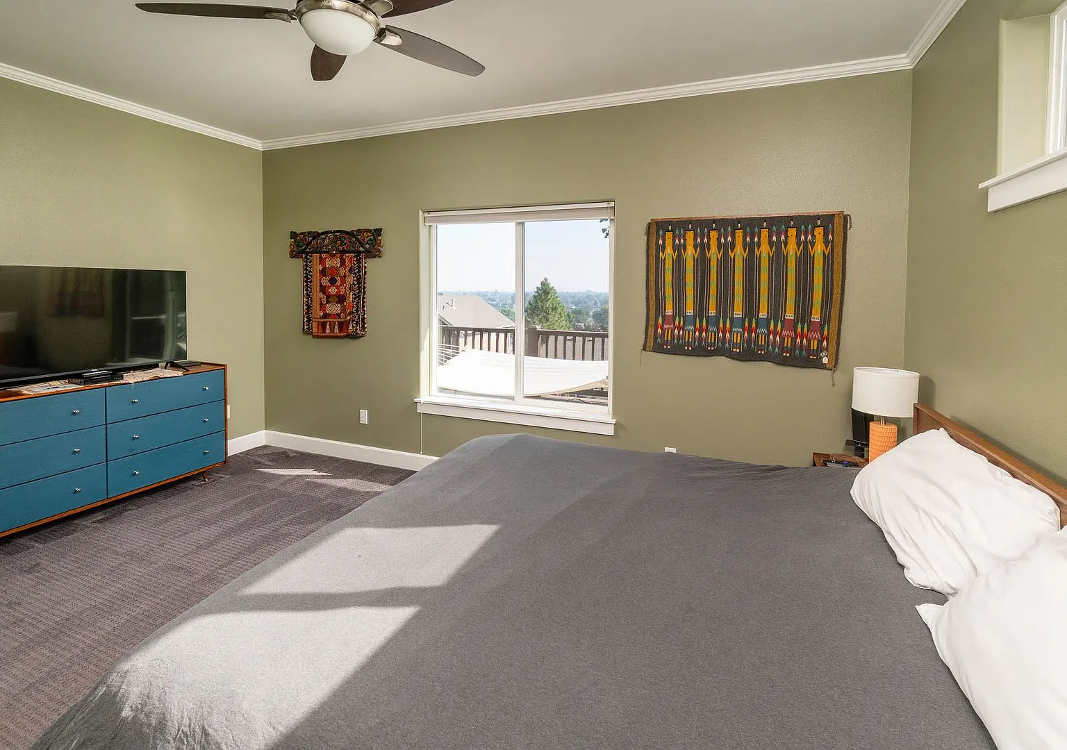 Incredible location for this 30-day minimum stay Redmond two-bedroom + high level office home. Lo... — Photo 3