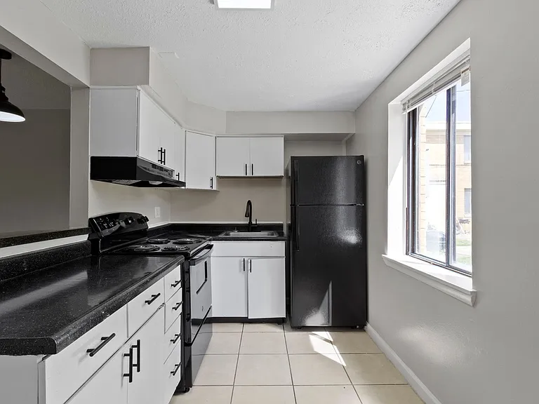 The Vistas Apartment Homes — Photo 33