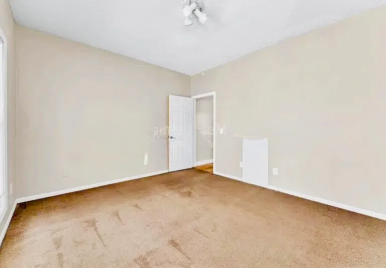 930 E Primrose St #4 — Photo 4
