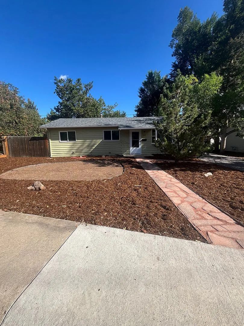 945 Grape Ave — Photo 1