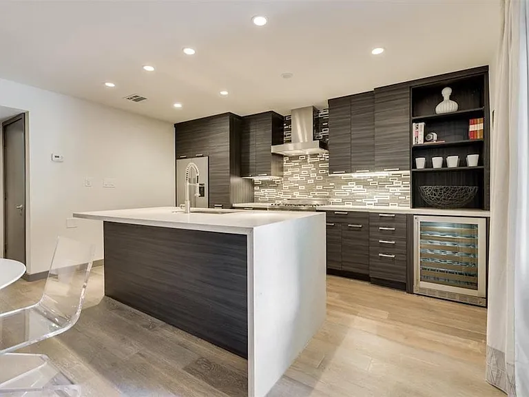1410 Hyde Park Blvd #101 — Photo 3