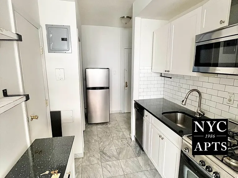 424 W 57th St #5A — Photo 4