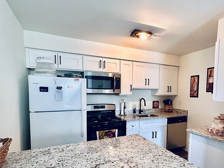 149 Meadowbrook Ln #B — Photo 3