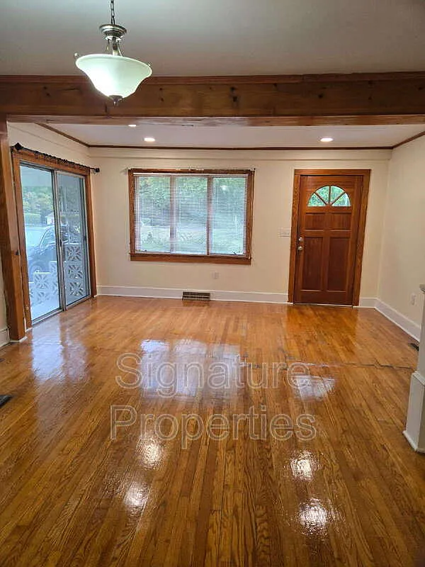 3 bed, 2.0 bath, 1640 sqft, $1,595 — Photo 2