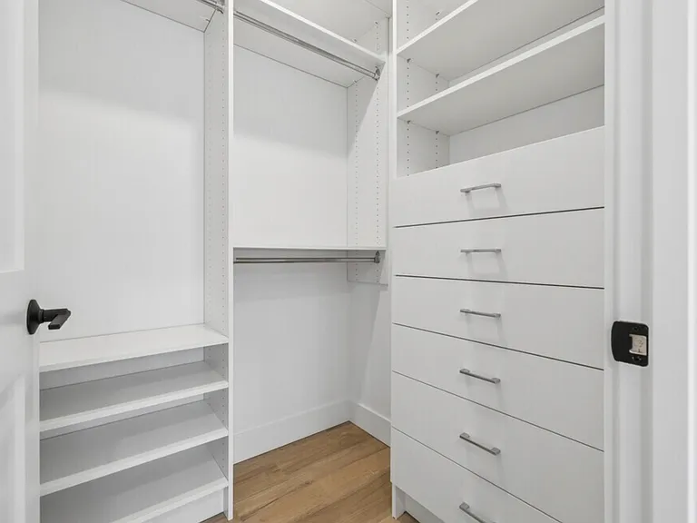 1BR, 1BA - 937SF - Closet