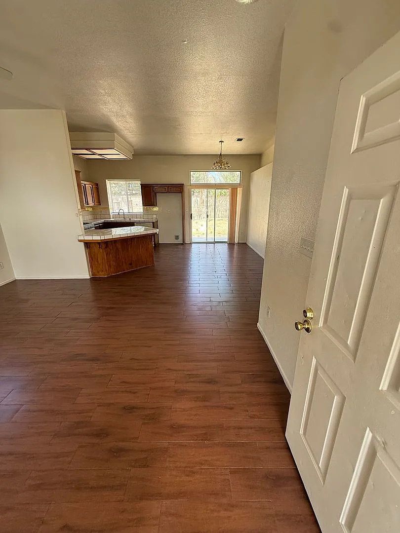 Cozy 3-Bedroom Home in Southwest Bakersfield — Photo 2