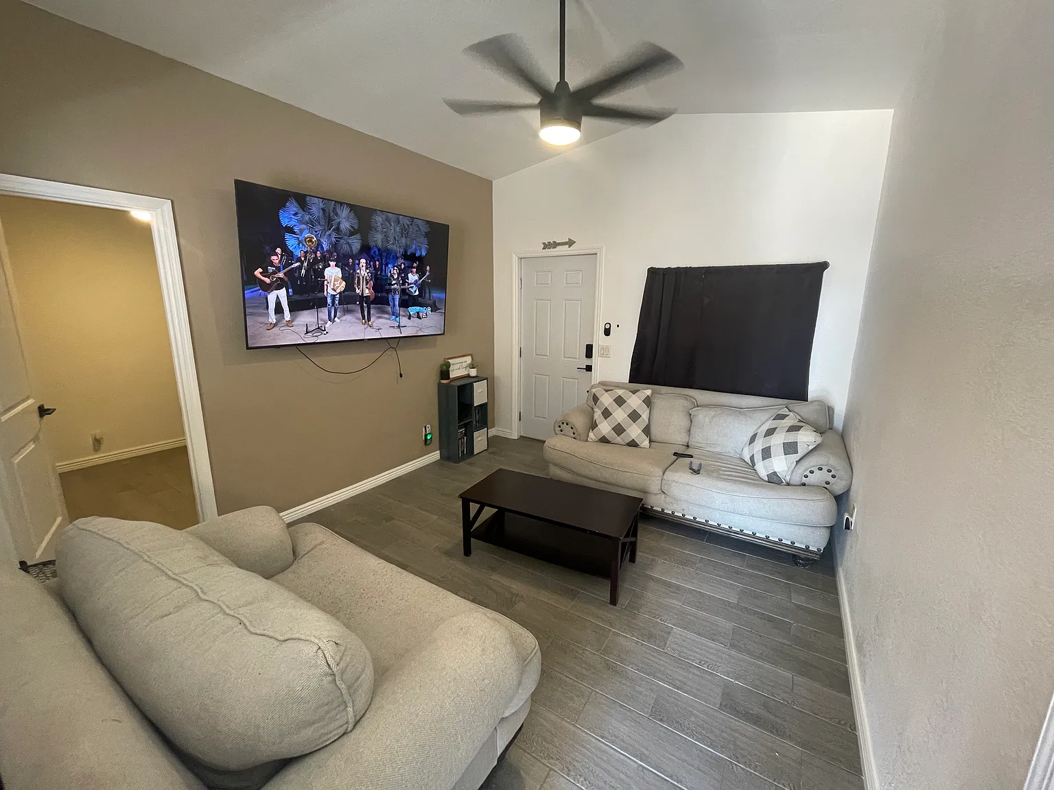 880 Coral Reef Dr — Photo 2