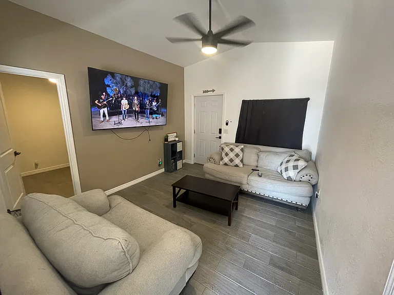 880 Coral Reef Dr — Photo 2