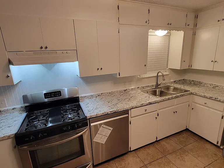 402 W Odell St — Photo 8