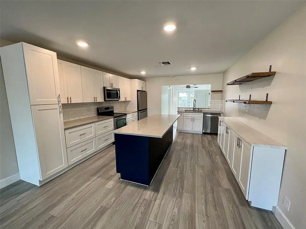 3 bed, 2.0 bath, 2405 sqft, $3,100 — Photo 3