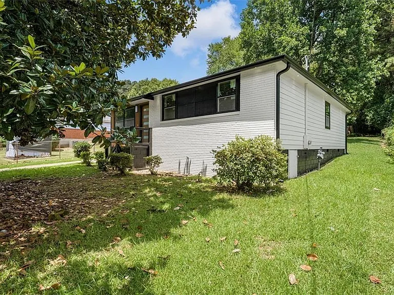 2353 Clarissa Dr NW — Photo 3