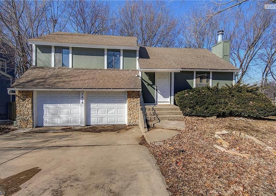 Large treed lot in a quiet neighborhood!