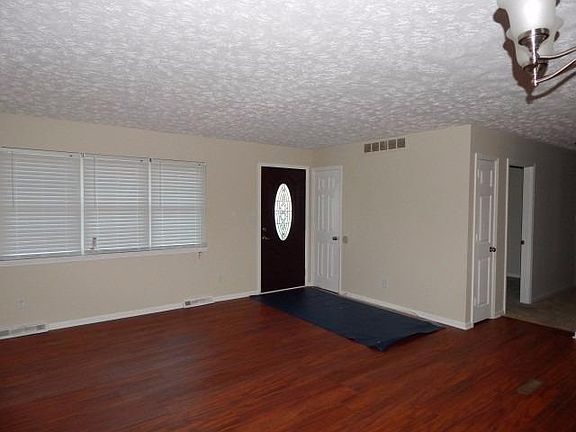 4th image of 401 E Tiverton Way