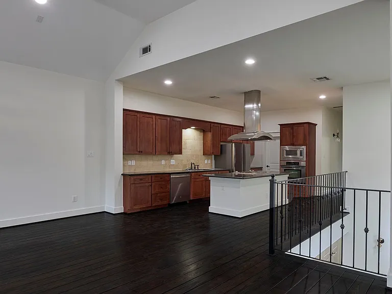 5516 Larkin St — Photo 8