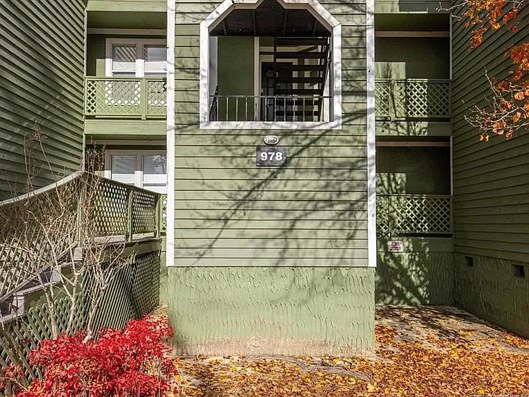 978 Stewarts Creek Dr #9 — Photo 2