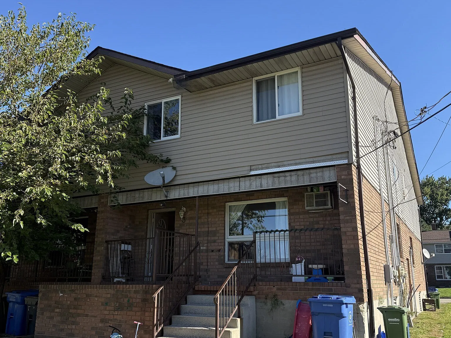 3 Bdrm 1.5 Bath Townhouse For Rent $900+Hydro — Photo 2