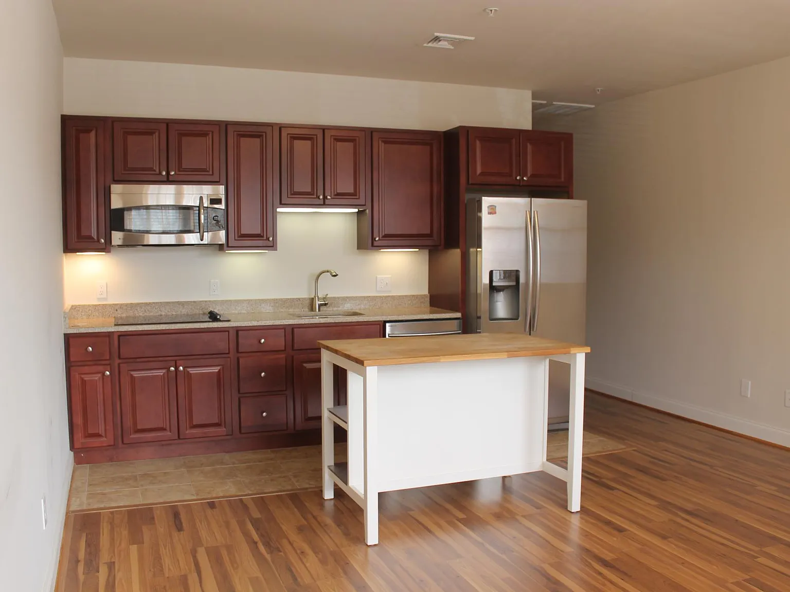 1 bed, 838 sqft, $1,700 — Photo 3