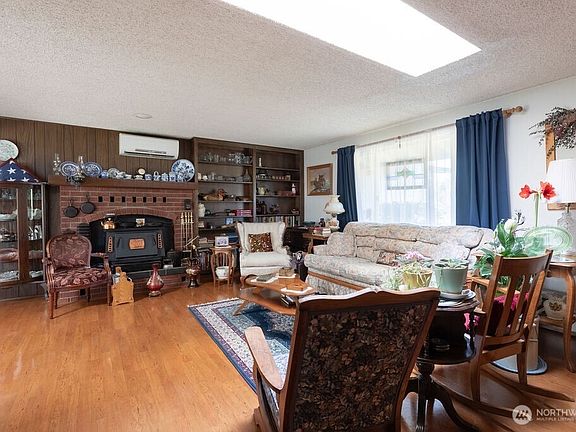 4th image of 371 Flora Place