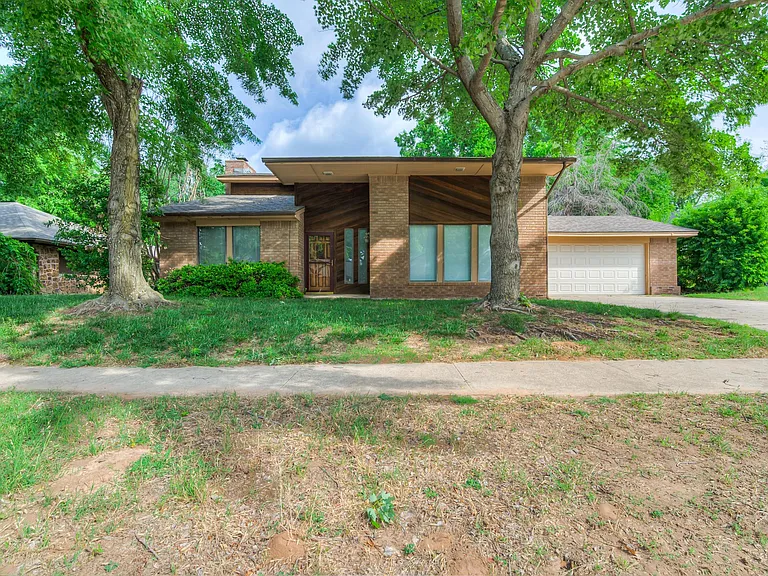 1111 Robin Hood Ln — Photo 1