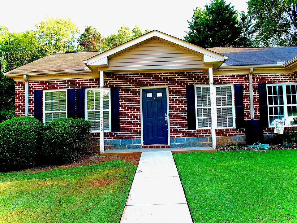 210 Tee Dr