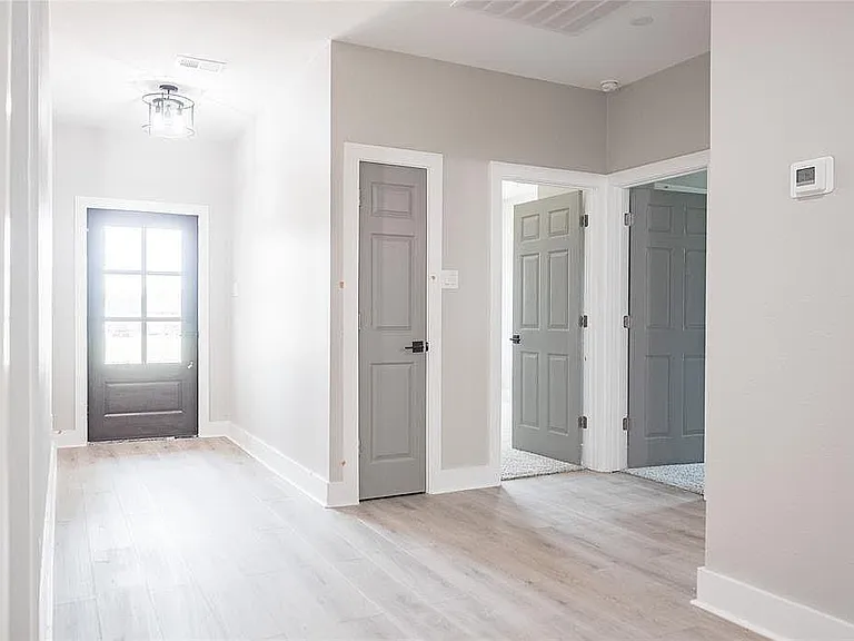 2414 Myrtle St — Photo 3
