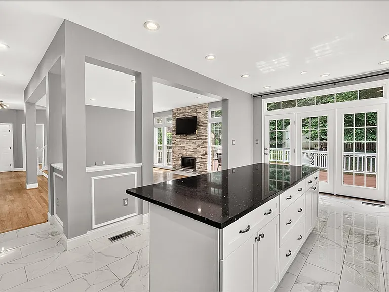6455 Saddlebrook Ln — Photo 7