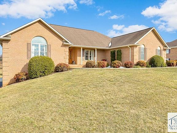 5th image of 353 Fisher Dr
