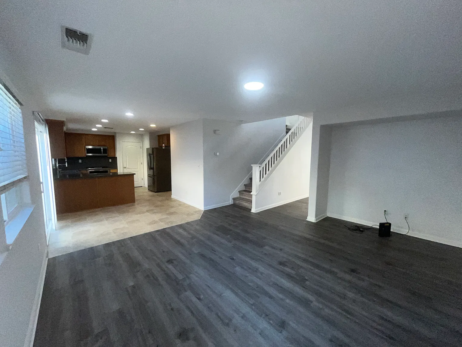 3 bed, 2.5 bath, 1979 sqft, $2,800 — Photo 2