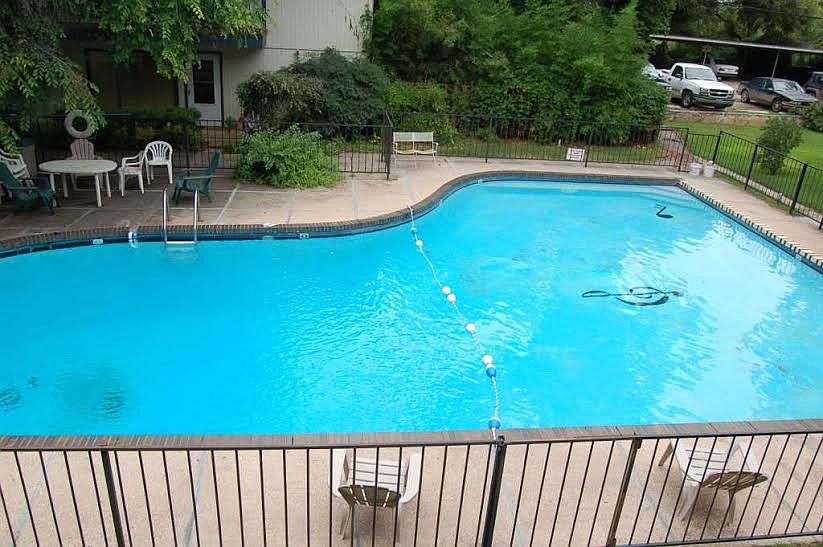 1st image of 600 Westwood Dr APT 3A