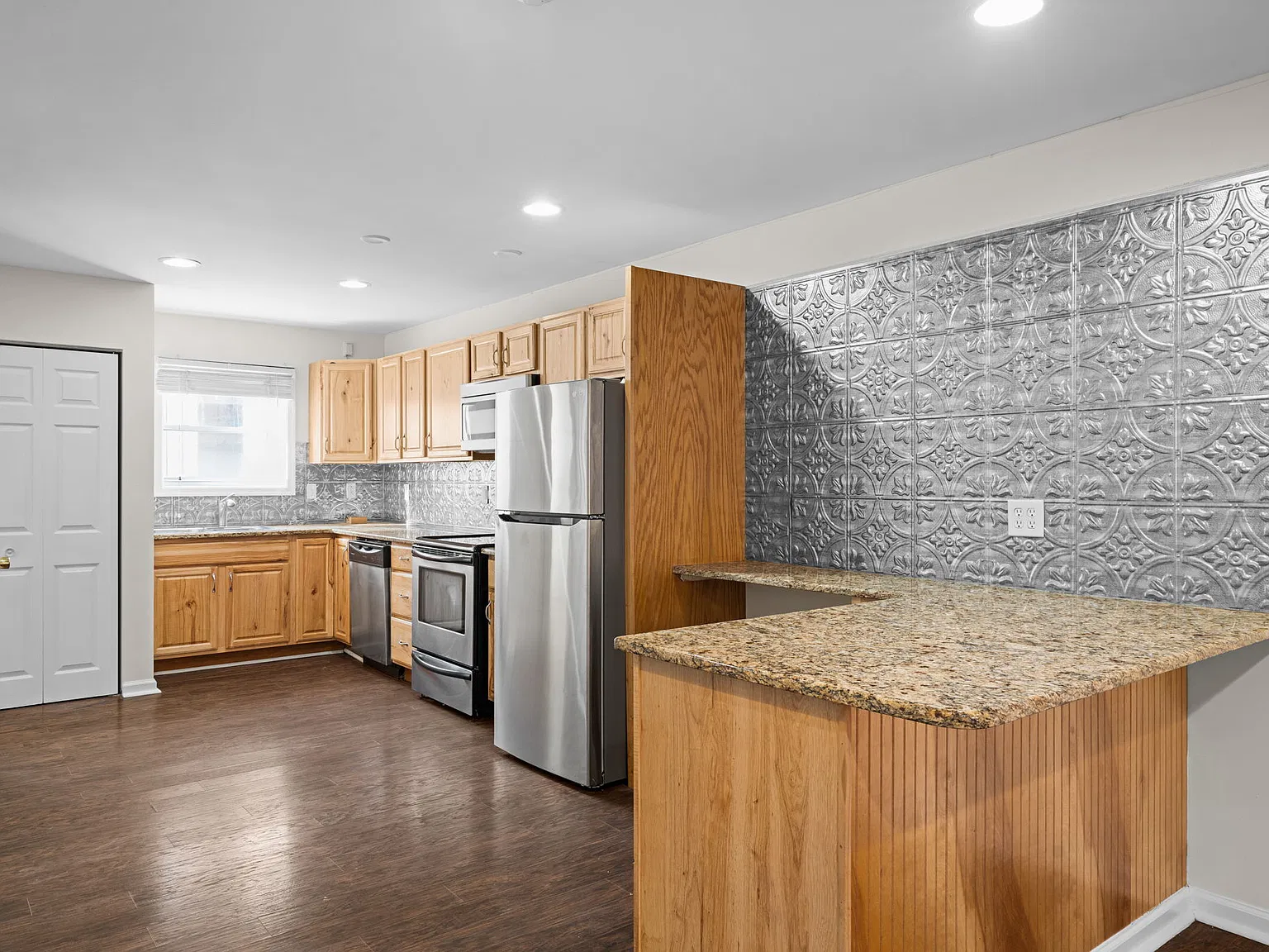 1 bed, 1.5 bath, 1000 sqft, $2,295 — Photo 3