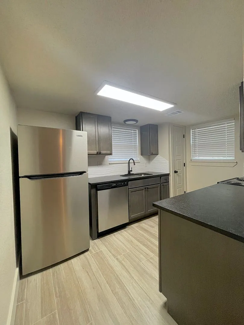 Two Weeks Free Rent! Location, Location, Location & Beautifully Renovated In 2023 2 Bedroom, 1.5 ... — Photo 4