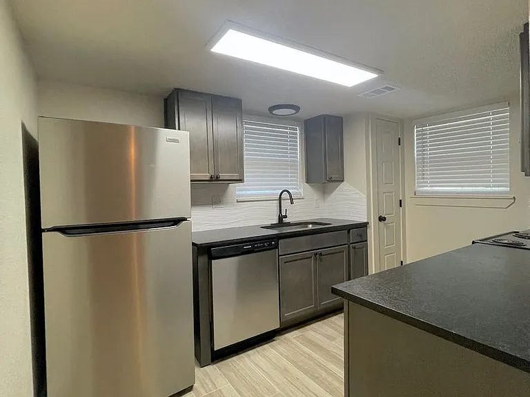 1226 Royal Crest Dr — Photo 4