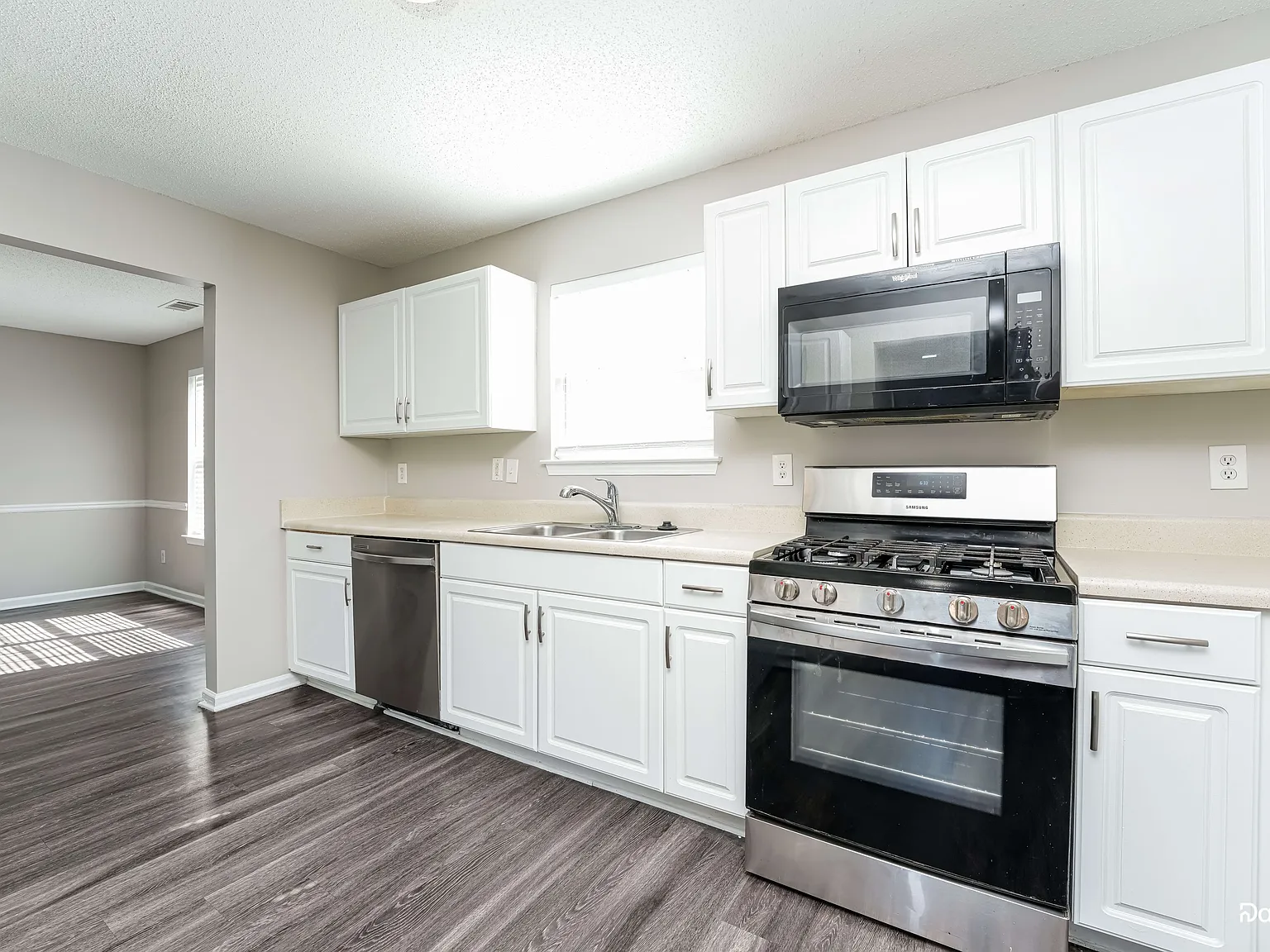 5 bed, 3.0 bath, 2872 sqft, $2,690 — Photo 2