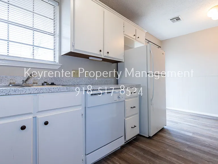 W Lillian St Fourplex — Photo 15