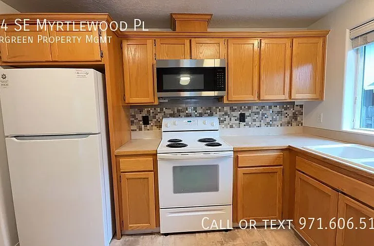 664 SE Myrtlewood Pl — Photo 5