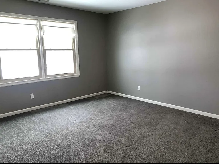2206 Greenbrier Dr — Photo 2