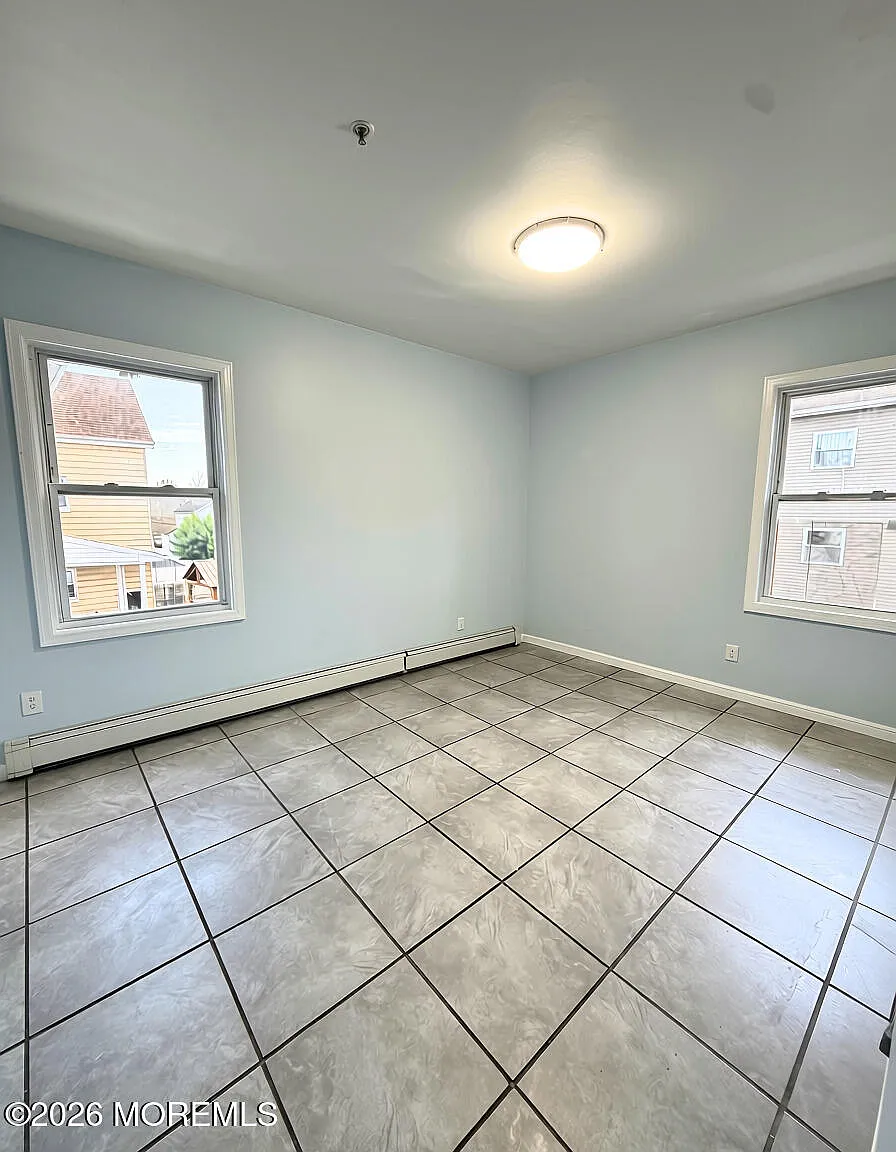 3 bed, 6184 sqft, $2,500 — Photo 3