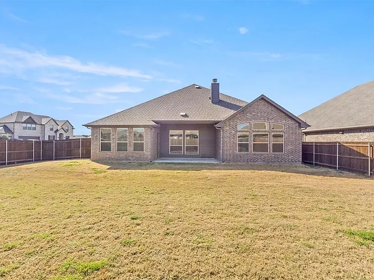 104 Colonial Dr — Photo 4
