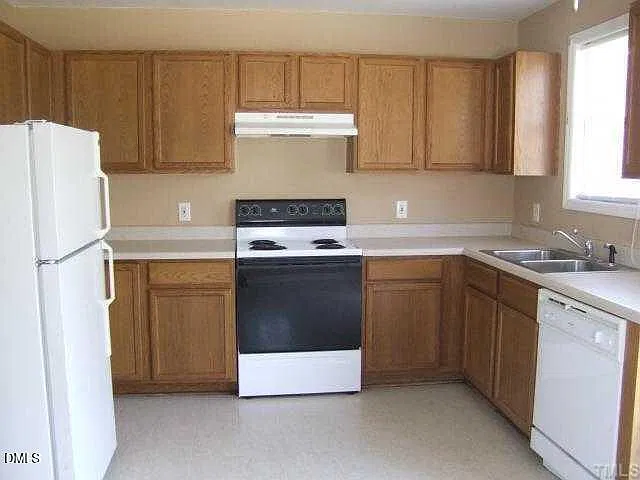 3 bed, 2.0 bath, 1049 sqft, $1,600 — Photo 2
