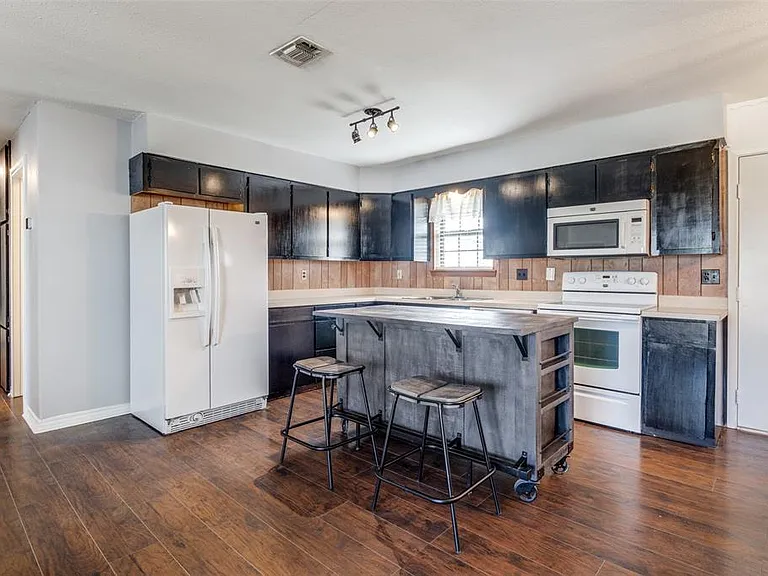 311 W Fern St — Photo 5