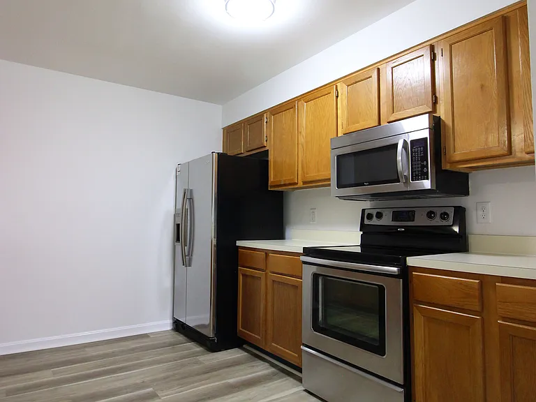 1100 Quaker Hill Dr #127 — Photo 2