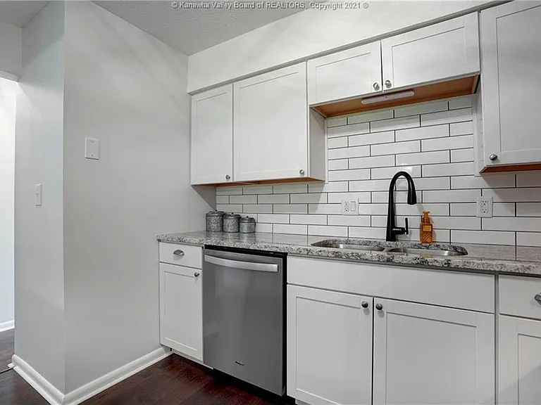 225 Walker Dr — Photo 6