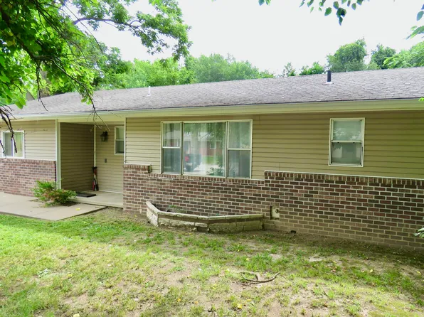 913 N Tennessee Ave, Carterville, MO 64835
