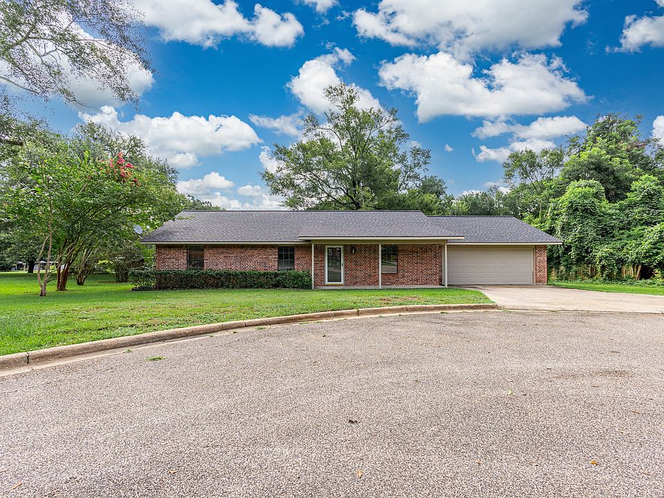 1st image of 300 Oak Ln