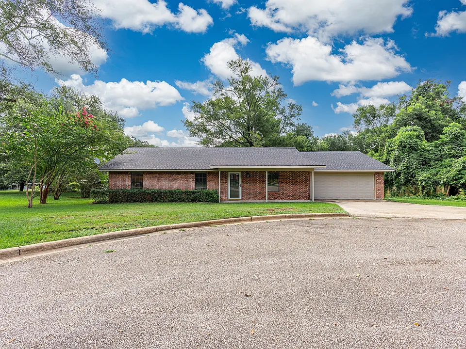 300 Oak Ln