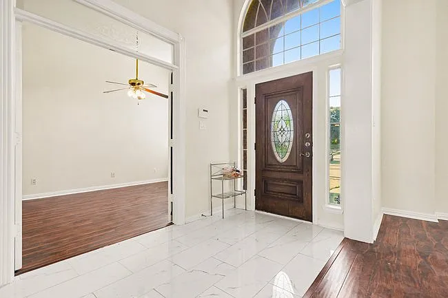 1027 Creek Bnd — Photo 2