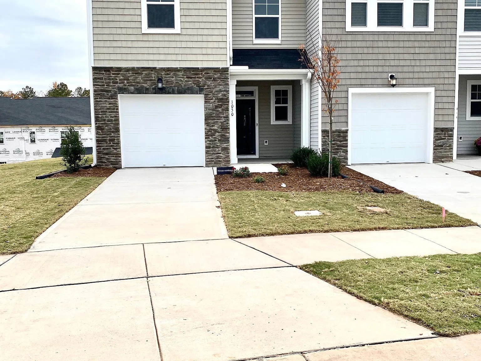 3 bed, 2.5 bath, 1700 sqft, $2,050 — Photo 2